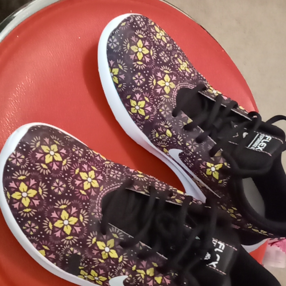 Nike Flowered running shoes. 6.5 - Picture 2 of 4